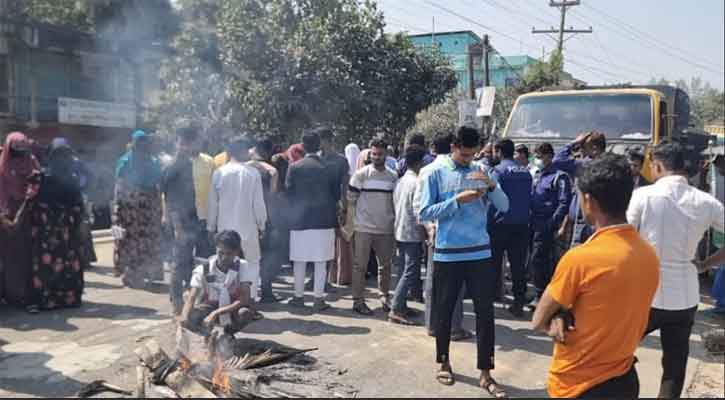 কারখানা বন্ধ ঘোষণা:  শ্রমিকদের বিক্ষোভ ও সড়ক অবরোধ