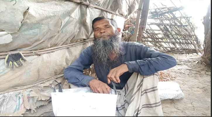 ঝুঁকিপূর্ণ ছোট্ট ঘরে জীবন সংগ্রাম  সাইফুলের