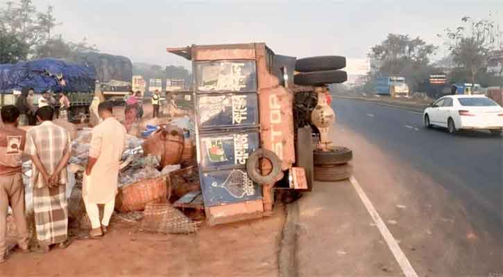 দাউদকান্দিতে সড়ক দুর্ঘটনা নিহত ৭,  আহত ৫