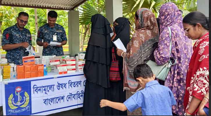 কয়রায় নৌ-বাহিনীর বিনামূল্যে  চিকিৎসা সেবা ও ওষুধ প্রদান