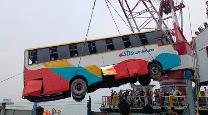 পদ্মায় ডুবে যাওয়া বাস উদ্ধার, হতাহতের ঘটনা ঘটেনি