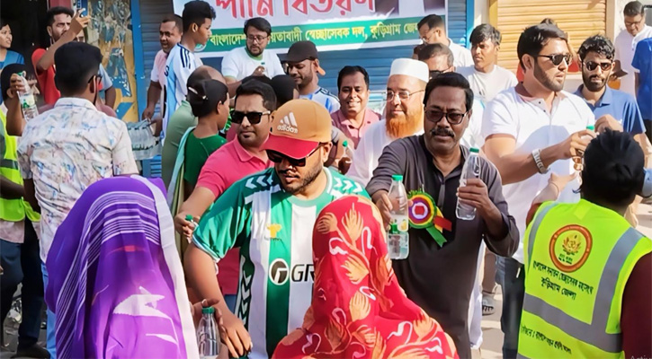 কুড়িগ্রামে রথযাত্রায় পথচারী ভক্তবৃন্দের মাঝে জেলা স্বেচ্ছাসেবক দলের খাবার পানি বিতরণ