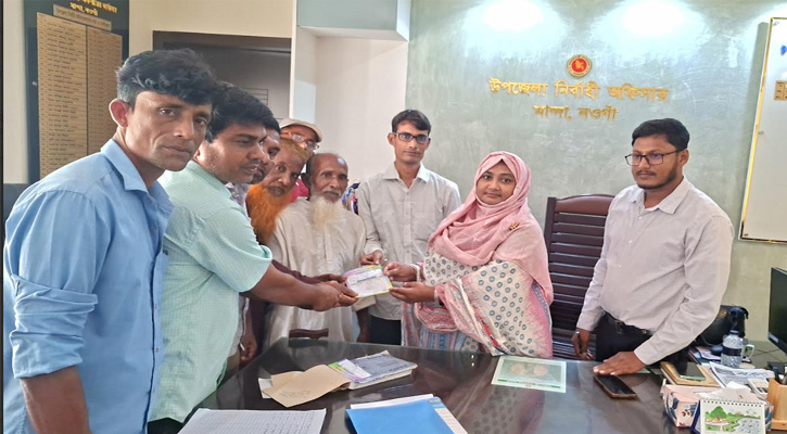 মান্দায় জবই বিল প্রকল্পের আওতায় মৎস্যজীবীদের মাঝে আহরণ টিকিট বিতরণ