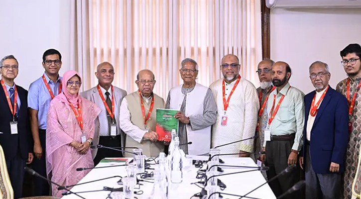 প্রধান উপদেষ্টার কাছে স্বাস্থ্য সংস্কার কমিশনের প্রতিবেদন জমা