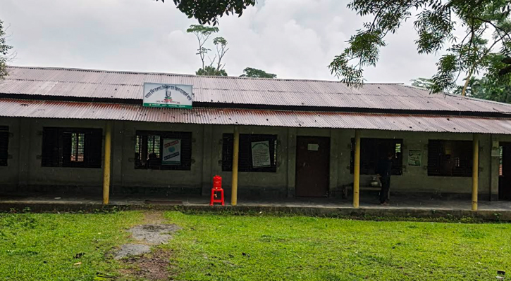 বরিশালে আতাহার উদ্দিন হাওলাদার ডিগ্রি কলেজে নকলের মহা উৎসব, সহযোগিতায় রয়েছেন শিক্ষকরা ‎