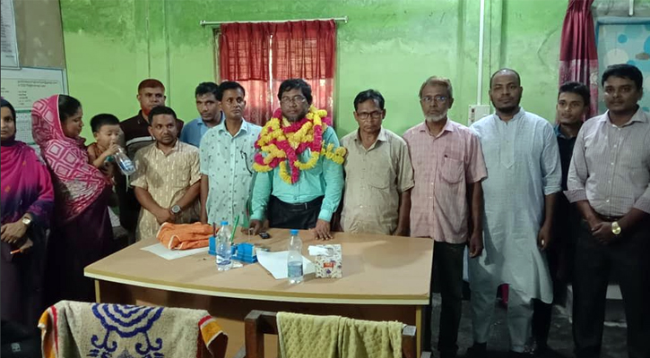 প্রধান শিক্ষক বাদেশ আলী স্বপদে পুনরায় যোগদান করলেন গোবিন্দপুর উচ্চ বিদ্যালয়ে
