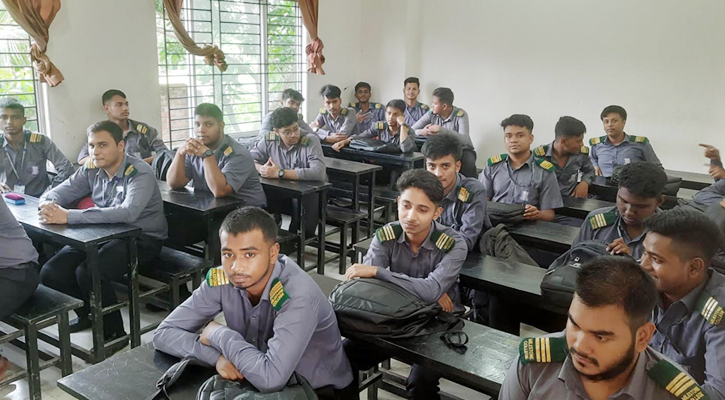 বিষাদের ছায়া নিয়েই মাইলস্টোন কলেজে শিক্ষার্থীদের প্রত্যাবর্তন