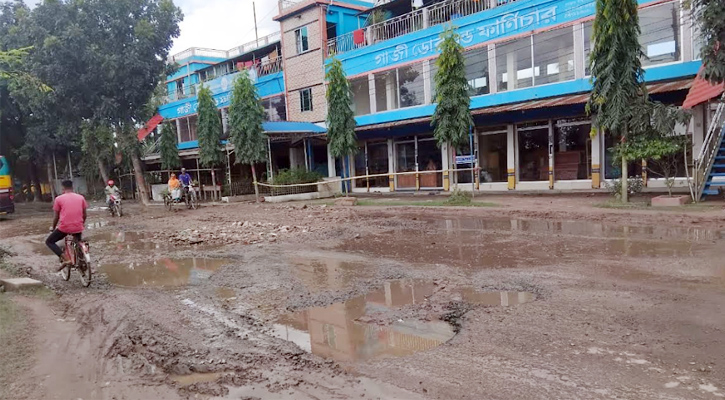 খুলনায় সিটি বাইপাস সড়ক: খানাখন্দে ভোগান্তি, ইটের সোলিংয়ে সাময়িক সমাধান