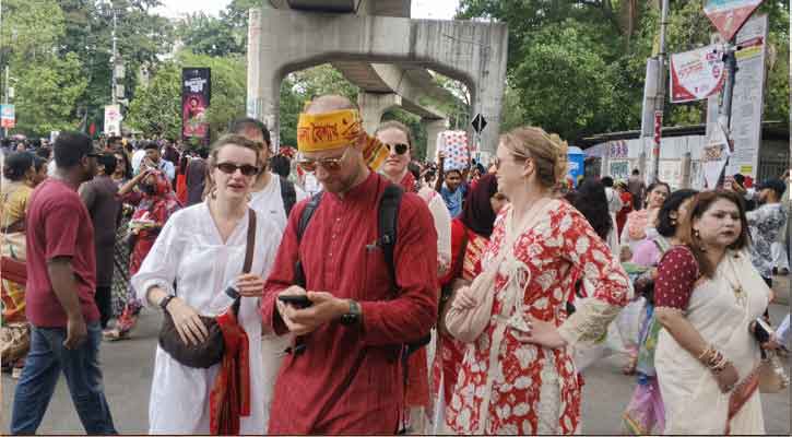 বর্ষবরণ উৎসবে উচ্ছ্বাসে মাতলেন বিদেশি পর্যটকরা