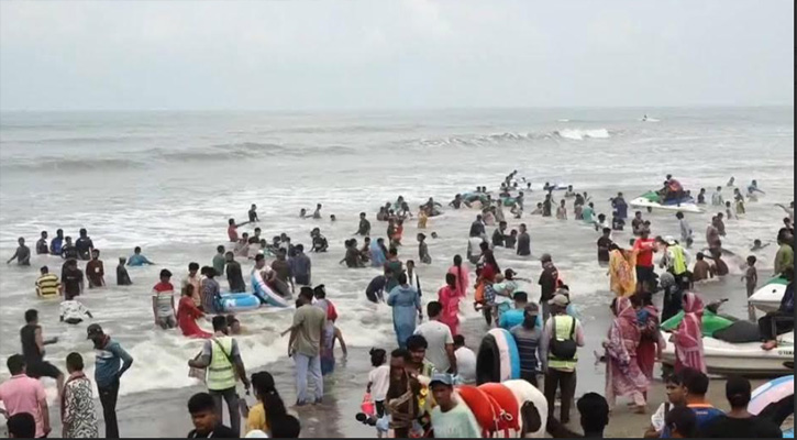 উৎসবের নগরী কক্সবাজার  পর্যটকদের কোলাহলে মুখরিত সমুদ্র সৈকত
