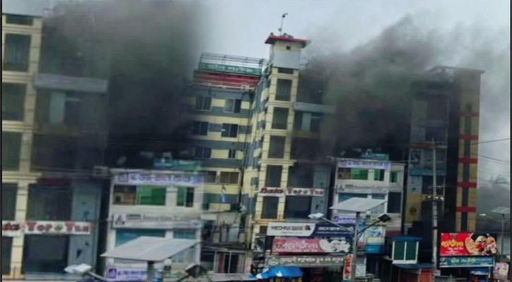 সোনারগাঁয়ে শর্ট সার্কিট থেকে আল-মদিনা শপিং মলে অগ্নিকাণ্ড, প্রায় ২০ লাখ টাকার ক্ষতি