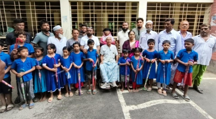 শিক্ষার্থীদের হাতে ছাতা তুলে দিলেন আল আমিন বিশ্বাস