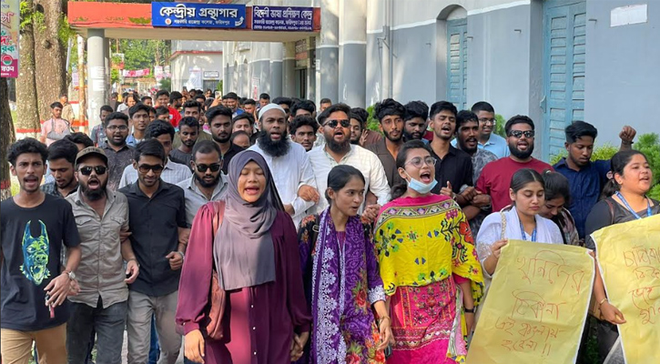 সোহাগ হত্যা ও চাঁদাবাজি-সন্ত্রাসের প্রতিবাদে ফরিদপুরে ছাত্র জনতার বিক্ষোভ