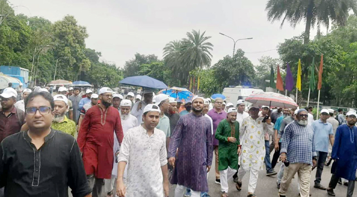 বৃষ্টি উপেক্ষা করে মানিক মিয়া এভিনিউয়ে জনতার ঢল