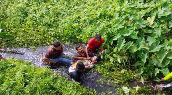 নরসুন্দা নদীর কচুরিপানার ভয়ংকর রুপ, প্রাণে বেঁচে গেলেন ২ ভাই