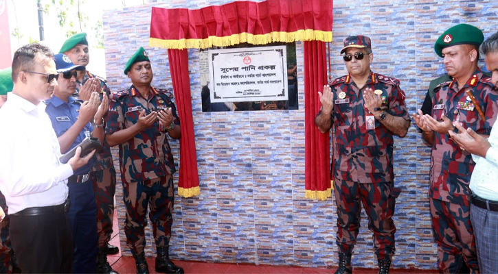 সাতক্ষীরায় সুপেয় পানি প্রকল্প উদ্বোধন ও পূজামণ্ডপ পরিদর্শন করলেন বিজিবি মহাপরিচালক আশরাফুজ্জামান