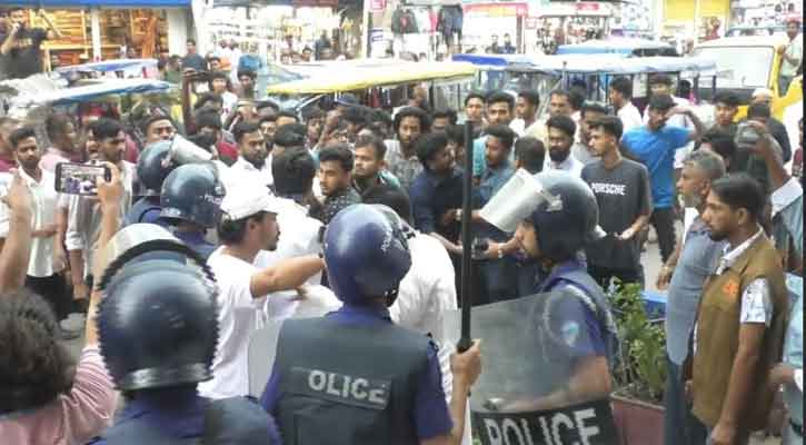 লক্ষ্মীপুরে ১৪৪ ধারা ভঙ্গ করে মিছিলের চেষ্টা,পুলিশের বাধা, ত্রিমুখী সংঘর্ষ, ওসিসহ আহত ১০