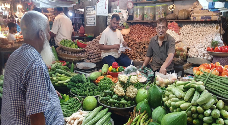বর্ষা-বন্যায় রাজশাহীর বাজারে আগুন, দিশেহারা ক্রেতারা