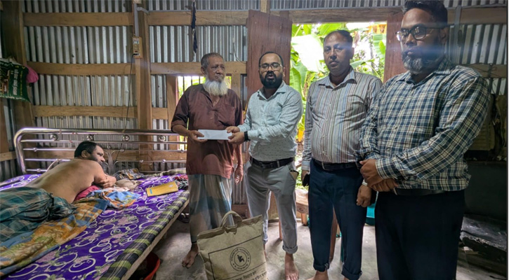 দুর্ঘটনায় দুই বছর ধরে শয্যাশায়ী নজরুলের পাশে উপজেলা প্রশাসন