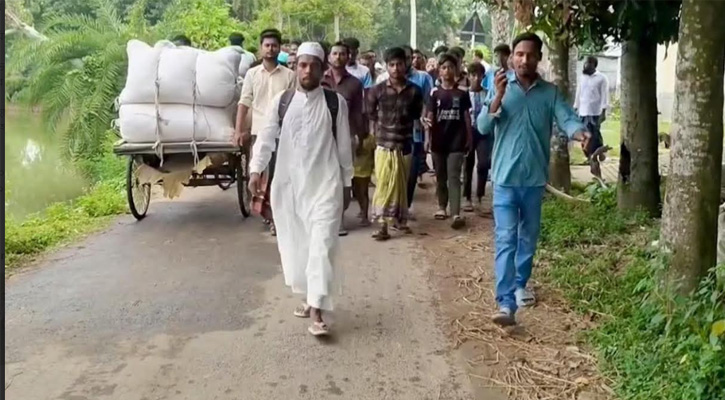 ভিসা নেই, পাসপোর্ট নিয়েই পায়ে হেঁটে    মক্কার পথে সিংড়ার দিনমজুর দুলাল
