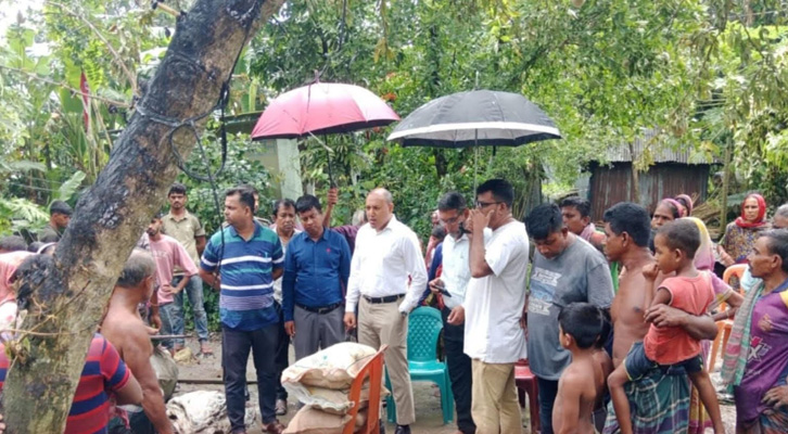 মুকসুদপুরে অগ্নিকাণ্ডে ক্ষতিগ্রস্ত পরিবারের পাশে ইউএনও মাহমুদ আশিক কবির