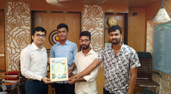 বিদায়বেলায় ইউএনও সেটু কুমার বড়ুয়াকে ফরিদগঞ্জ লেখক ফোরামের সম্মানসূচক মানপত্র