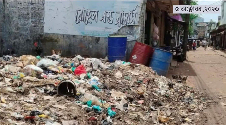 ঈদগাঁওয়ের ফার্নিচার পল্লীর বাঁশঘাটা সড়কে ময়লার স্তূপ