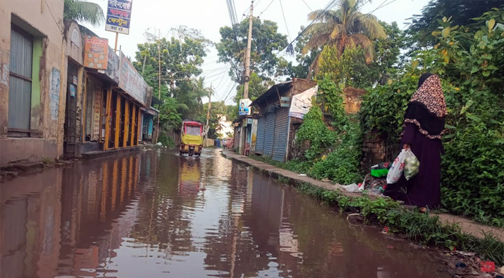 টানা বৃষ্টিতে জলাবদ্ধতায় মৎস্য শিকার , মাদারীপুর শহর কার্যত প্রায় অচল
