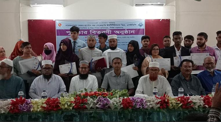 ফরিদপুরে কৃতি শিক্ষার্থীদের পুরস্কার বিতরণ ৩৪ জন শিক্ষার্থী পেলেন সনদ প্রদান
