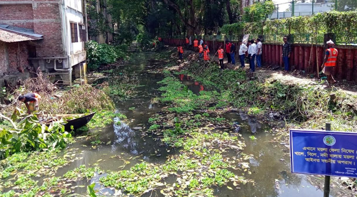 শরীয়তপুর কোর্ট এলাকায় খাল পরিস্কারে পৌরসভা ও তরুণদের উদ্যোগ