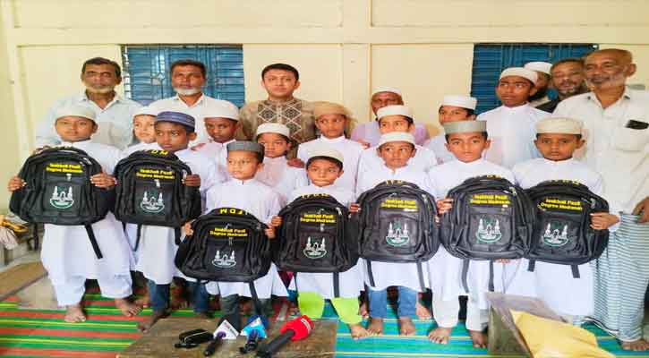 ঈদের জামা- ব্যাগে পলাশের এতিম  শিশুদের মনে  খুশির ঝিলিক