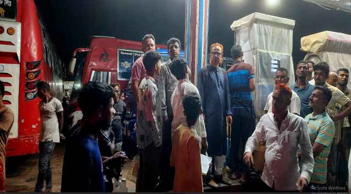 মধ্যরাতে  পাম্পে শৃঙ্খলা ফেরাতে মাঠে তারিকুল ইসলাম রাজু