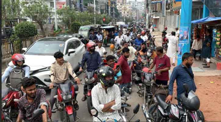 রাজশাহীতে তেল নিচ্ছে মোটরসাইকেল সিন্ডিকেট