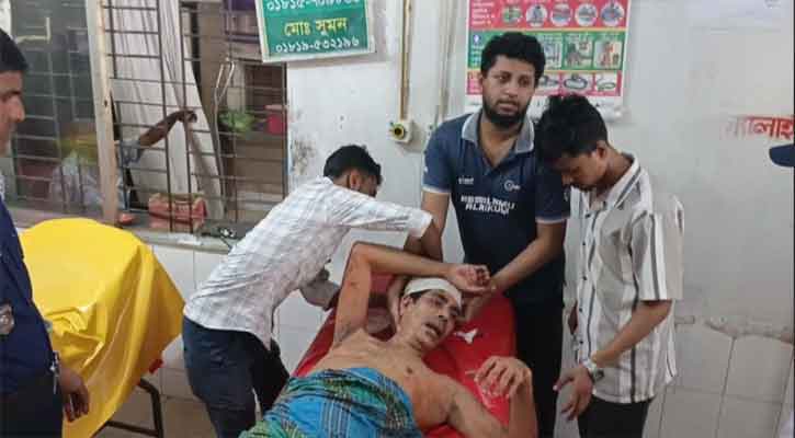 লক্ষ্মীপুরে ছেলেসহ ৩ জনকে কুপিয়ে জখম