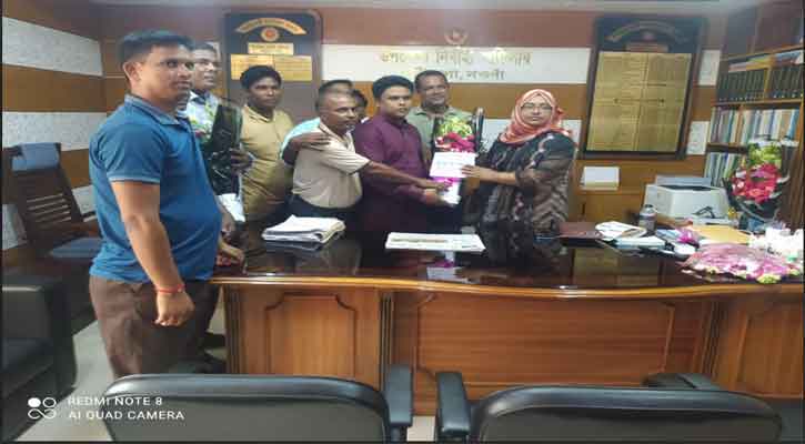 পত্নীতলায় হিন্দু-বৌদ্ধ-খ্রিস্টান কল্যাণ ফ্রন্টের উদ্যোগে  ইউএনওকে  ফুলেল শুভেচ্ছা