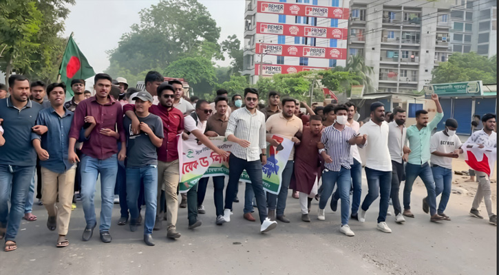 ভালুকায় নিষিদ্ধ সংগঠন ছাত্রলীগের বিক্ষোভ মিছিল, তদন্তে পুলিশ।