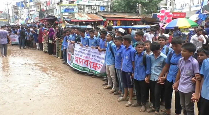 আবাসিক হলে শিক্ষার্থী হত্যা মামলার আসামী গ্রেফতার ও বিচারের দাবিতে লক্ষ্মীপুরে বিক্ষোভ, সড়ক অবরোধ