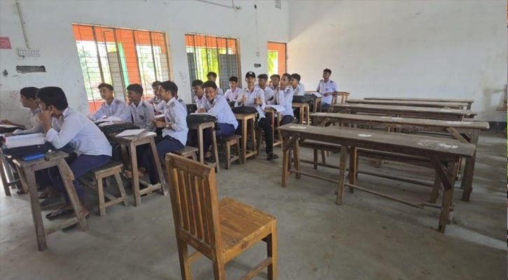 ভুলতা স্কুল অ্যান্ড কলেজে শ্রেণিকক্ষে পাঠদান ব্যাহত