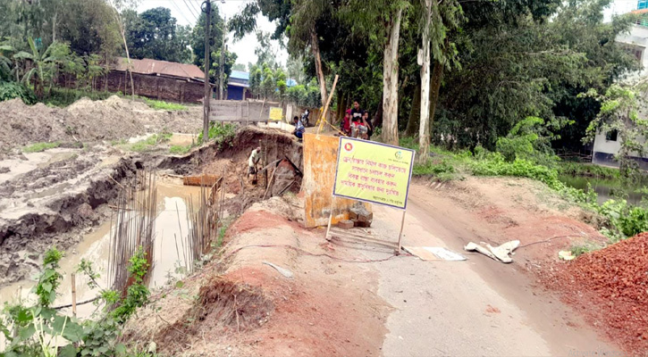 সৈয়দপুরে রাস্তার পাশে ড্রেন নির্মাণে ধীরগতি