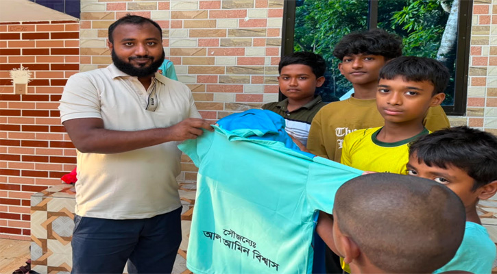 ফুটবল ও জার্সি বিতরণে গোহালায় ক্রীড়াঙ্গনে নতুন প্রাণচাঞ্চল্য