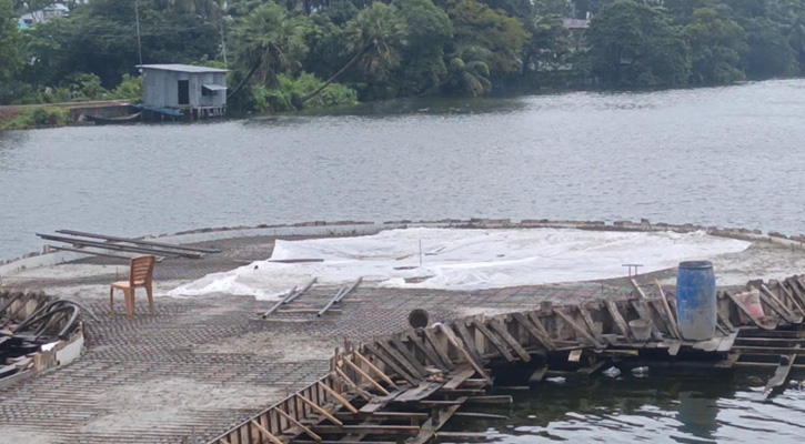 আমতলীতে ১২ কোটি টাকার লেক উন্নয়ন প্রকল্পের ড্রপওয়াল ধসে পড়ল