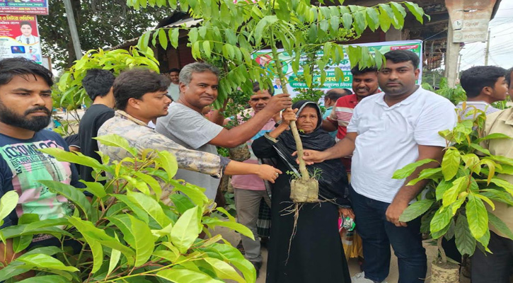 ‎শৈলকুপায় শ্রমজীবী মানুষের মাঝে বিনামূল্যে গাছের চারা বিতরণ