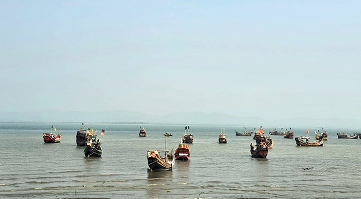নাফ নদী থেকে চার জেলে ধরে নিয়ে গেল আরাকান আর্মি