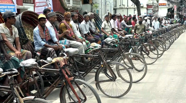 বরিশালে ব্যাটারিচালিত অটোরিকশা বন্ধের দাবিতে মানববন্ধন