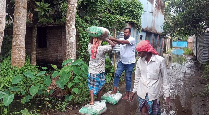 মাদারীপুরে পানি বন্দি মানুষের পাশে মানবিক সালাউদ্দিন বেপারী,