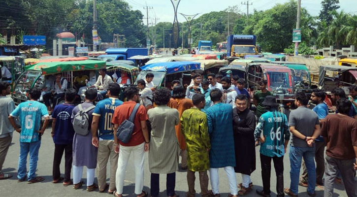নুরের ওপর হামলার প্রতিবাদে উত্তাল রাজশাহী, মহাসড়ক অবরোধ