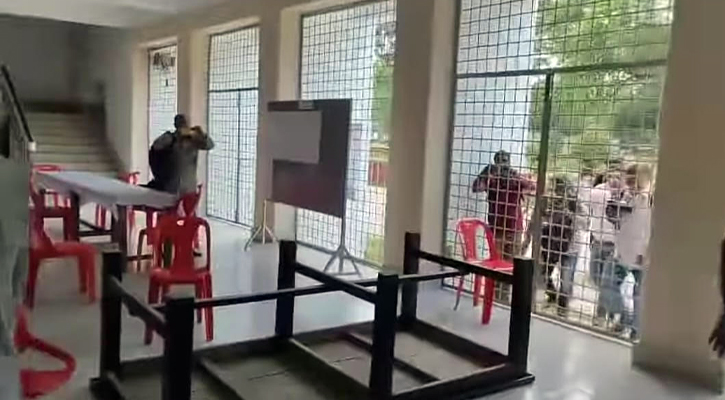 ছাত্রদল সভাপতির নেতৃত্বে রাকসু কোষাধ্যক্ষের কার্যালয়ে ভাঙচুর ও তালা