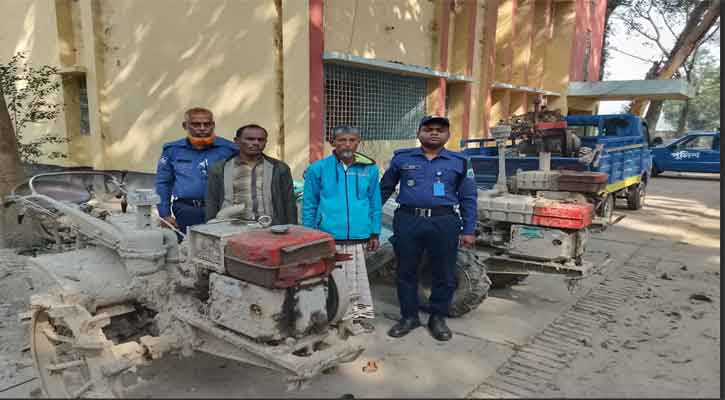 চারটি ট্রাক্টর একটি পিকাপ সহ. গ্রেপ্তার ২