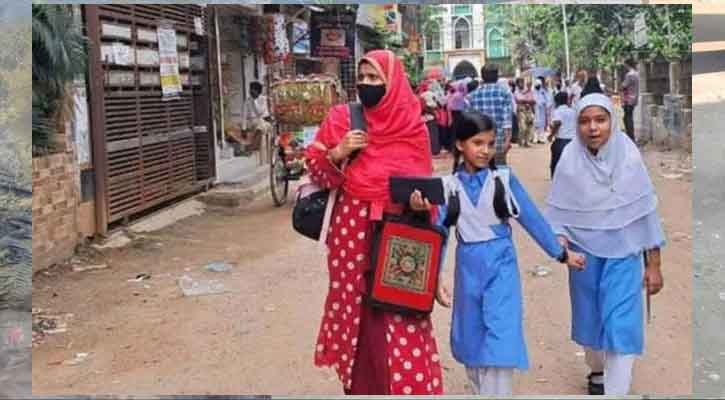 রাতে ছুটি ঘোষণা, সকালে স্কুলে গিয়ে ভোগান্তি শিক্ষার্থী-অভিভাবকদের