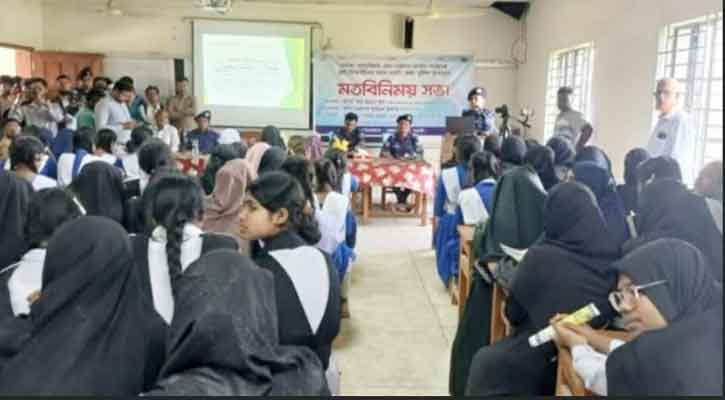 নওগাঁয় শিক্ষার্থীদের সঙ্গে পুলিশ সুপারের সচেতনতা মূলক সভা